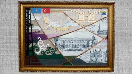Казахские просторыКартинная плоскостьдекоративного панно разделена линиями на отдельные композиционные сегменты, каждый из них имеет свое содержание. Вместе с тем, горизонтальные линии неба и земли пронизывают всю картину, объединяя все в единый целый рассказ о нашей земле, земле Западного региона Казахстанагорода Уральска.В левой части картины изображена конструкция вышки по добычи нефти и газа. Это символичный рисунок, олицетворяющий богатство нашей земли, ее недра, неисчерпаемые запасы, экономические ресурсы.Рядом с вышкой – орнаментальный элемент, в основе которого заложены казахские растительные узоры. Это символичное изображение нашей красивой и экологически чистой природы.Красота нашего города Уральска отражена фрагментарно в технике роспись. Историческая архитектура в стиле классицизма предстает перед нами в графическом виде, подчеркивая старину зданий. Торжественность коллонад, вертикальный строй линий здания городского акимата перекликается с округлыми очертаниями башен старой мечети и исторического здания Краеведческого музея.Над пейзажем города располагается изображение стилизованной юрты. Издревле юрта у казахского народа олицетворялась с уютом, теплом, центром, который собирает вокруг очага всех родных, близких, гостей. Юрта, в которой можно не только согреться, но и обогатиться духовно. В этой композиции символическое изображение юрты олицетворяет еще и центр, в котором происходит программирование и реализация идей, задач, стоящих перед городским акиматом и жителями города. Герб города Уральска располагается справа. Посредством геральдической символики в гербе отражены вечные духовные и материальные ценности города Уральска – его историческая значимость, природные ресурсы, богатое культурное наследие, основанное на объединении духовных ценностей народов Приуралья.В верхней части композиционного поля размещены флаги двух государств – Казахстана и Турции, народы которых на протяжении столетий являются дружественными.В центральной части композиции парит орел – символ независимости государства, свободного, устремленного к высоким целям в будущее, в высоты мировой цивилизации. В клюве орла находиться веточка артемизии, которая произрастает как в степях Казахстана, так и на просторах Турецкой земли и символически считается эликсиром здоровья. Летит красивая птица с земли казахской, неся в клюве веточку добра, гостеприимства, уважения, миролюбия к турецкому народу. Добро пожаловать в Казахстан!